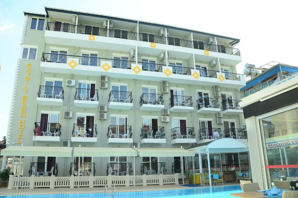 Bazén v ubytování Saygılı Beach Hotel nebo v jeho okolí