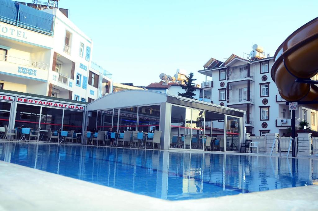 Bazén v ubytování Saygılı Beach Hotel nebo v jeho okolí