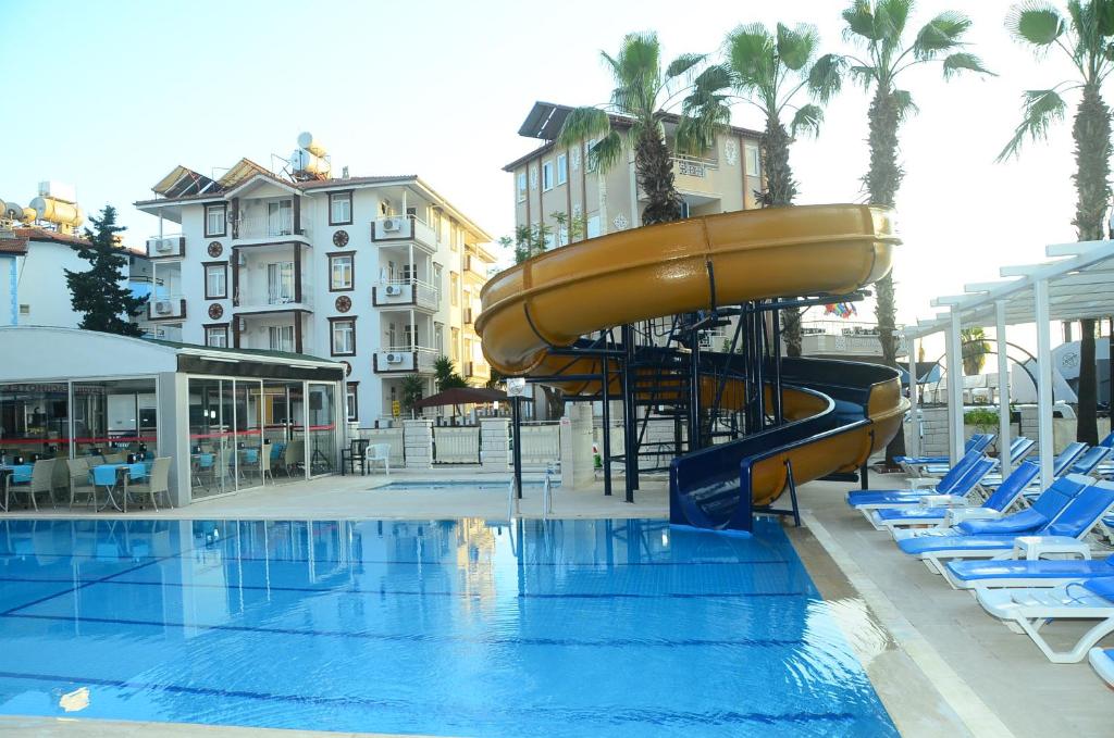 Bazén v ubytování Saygılı Beach Hotel nebo v jeho okolí