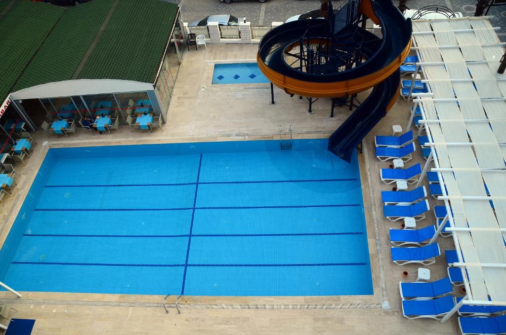 Bazén v ubytování Saygılı Beach Hotel nebo v jeho okolí