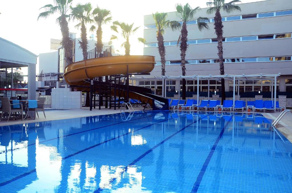 Bazén v ubytování Saygılı Beach Hotel nebo v jeho okolí