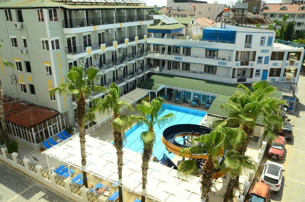 Bazén v ubytování Saygılı Beach Hotel nebo v jeho okolí
