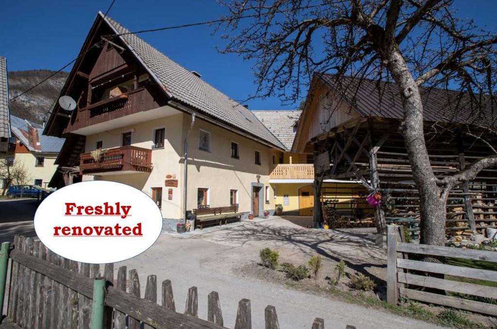 uma casa com um cartaz que lê recentemente renovado em Farmhouse pri Miklavu em Bohinj