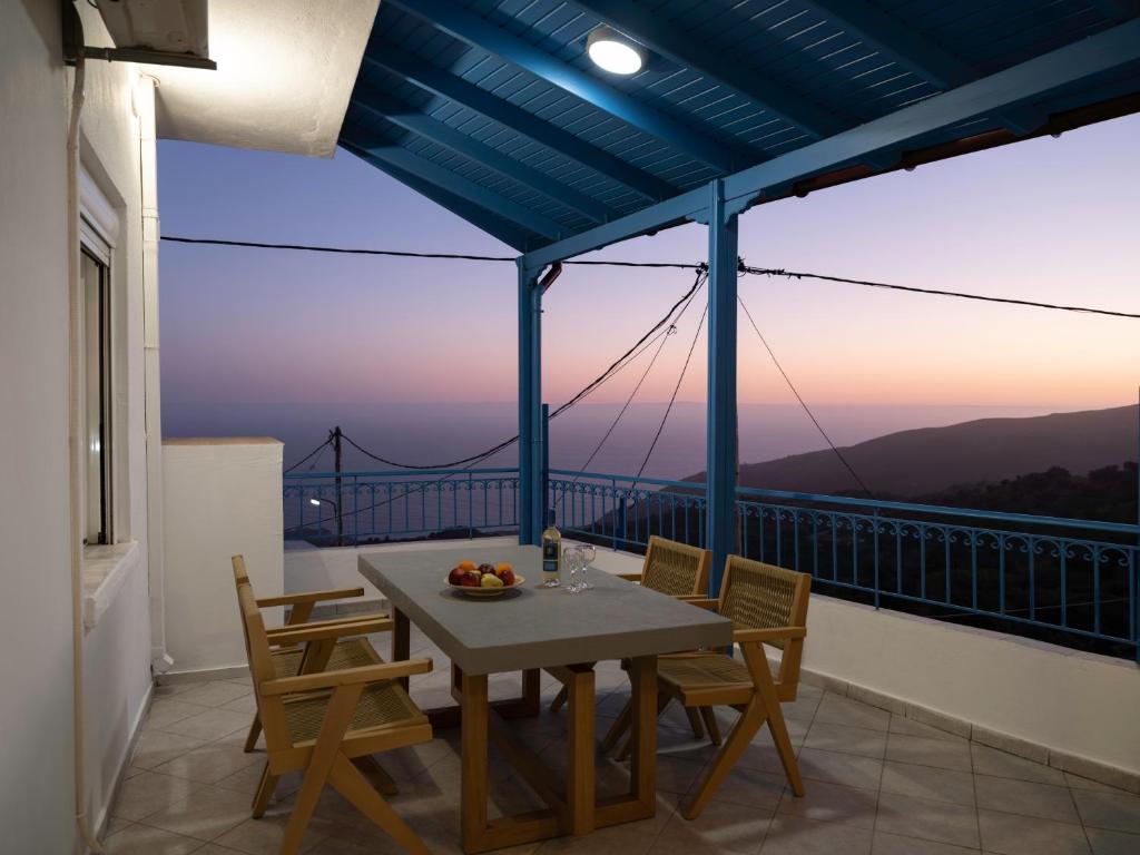 d'une table et de chaises sur un balcon avec vue. dans l'établissement Traditional House Overlooking the Libyan Sea, à Kerames
