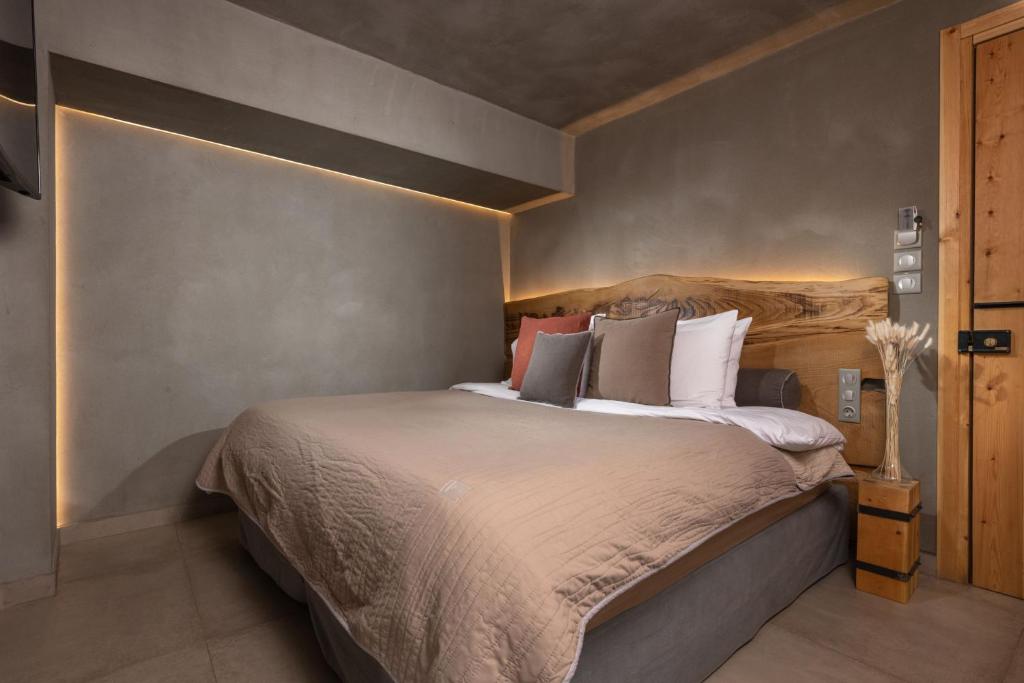Postel nebo postele na pokoji v ubytování Tsikeli Boutique Hotel Meteora - Adults Friendly
