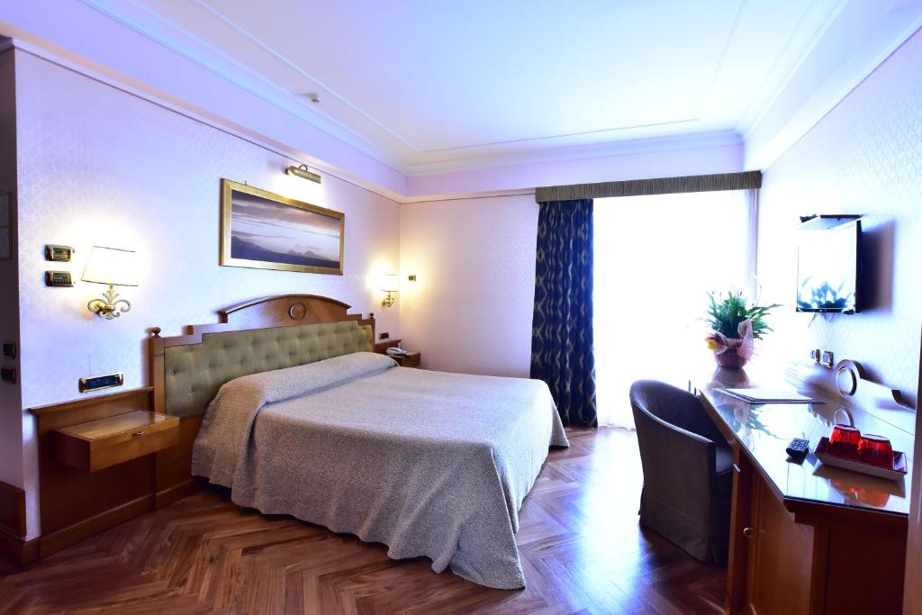 Postel nebo postele na pokoji v ubytování Palazzo Rosenthal Vesuview Hotel & Resort