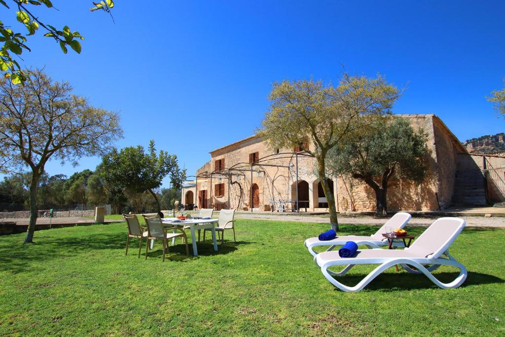 a group of chairs and tables in a yard at Villa Son Pons by Slow Villas in Llucmajor