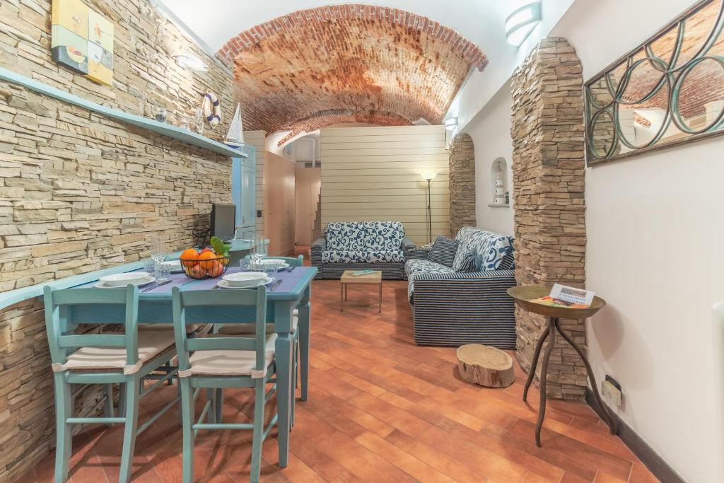 カモーリにあるCasa Margheritaのリビングルーム(青いテーブル、椅子付)