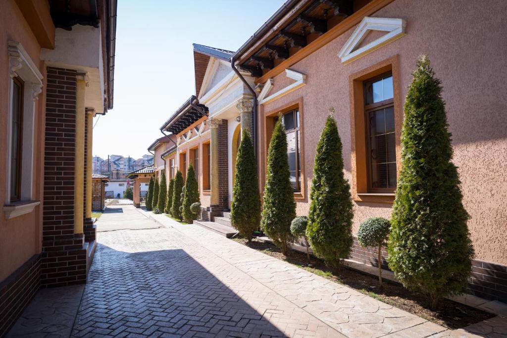 una calle en una ciudad con una fila de árboles en Casa Onyx, en Târgu Jiu