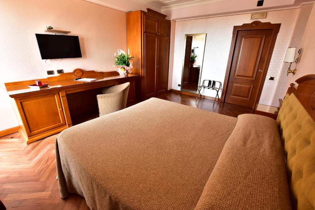 TV a/nebo společenská místnost v ubytování Palazzo Rosenthal Vesuview Hotel & Resort