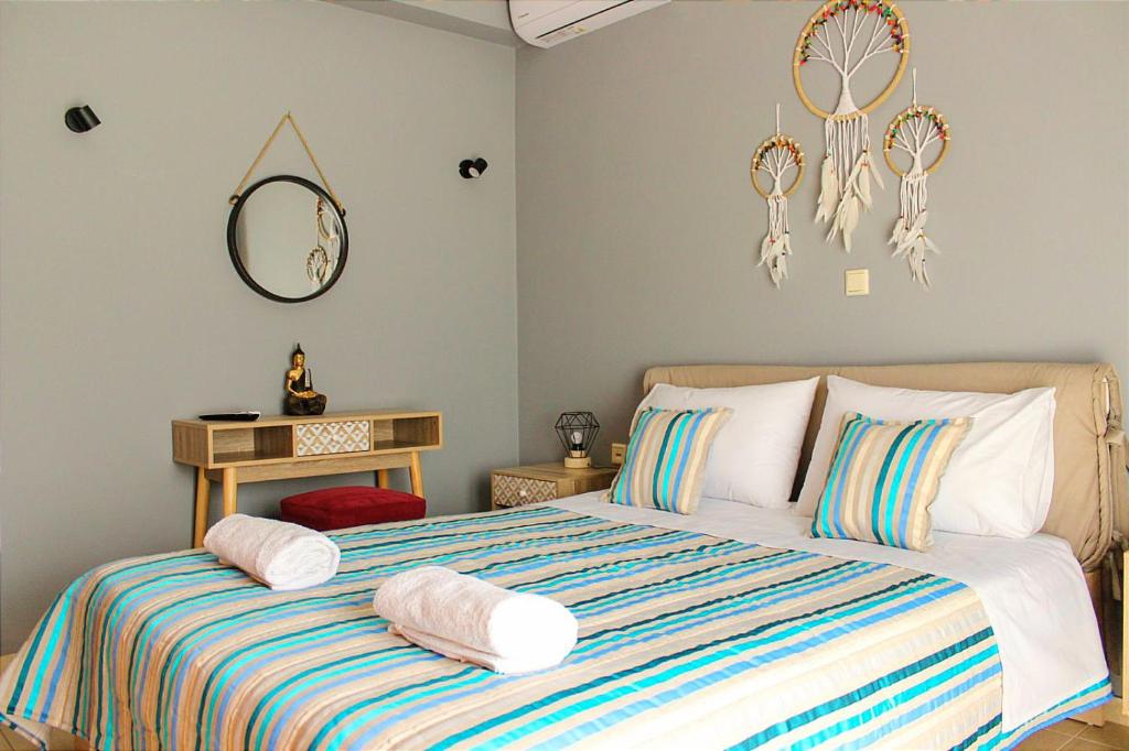 ein Schlafzimmer mit einem Bett mit Kissen und einem Spiegel in der Unterkunft Country House Crete in Amnátos