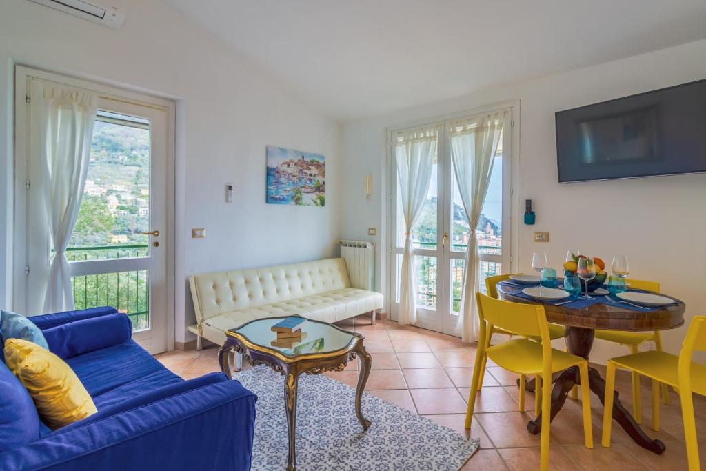 TV a/nebo společenská místnost v ubytování CASA CAMILLA Relax con una vista da sogno