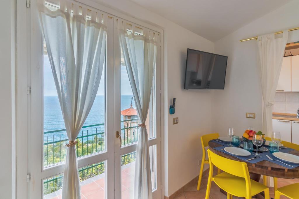 TV a/nebo společenská místnost v ubytování CASA CAMILLA Relax con una vista da sogno