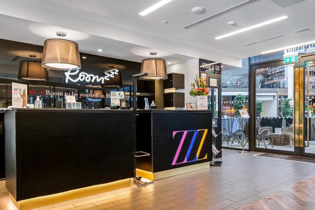 Roomzzz Manchester Victoria - Resim 42