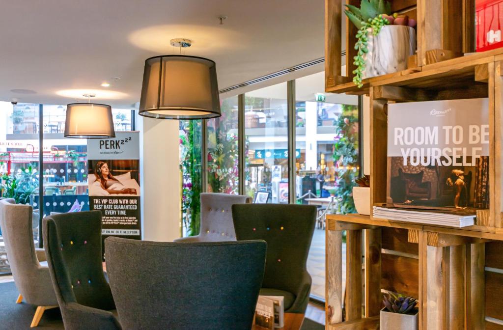 Roomzzz Manchester Victoria - Resim 43