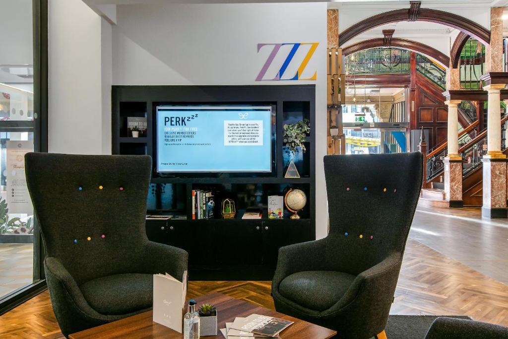 Roomzzz Manchester Victoria - Resim 41