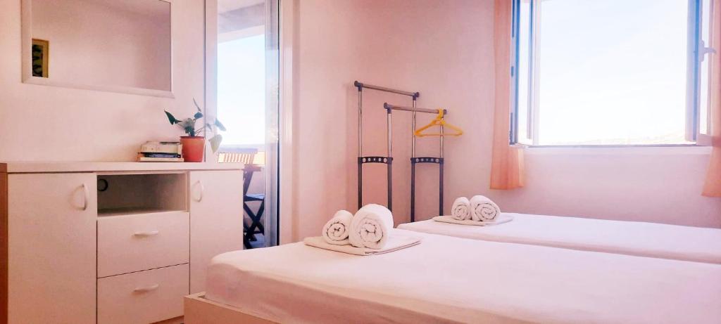 Postel nebo postele na pokoji v ubytování APARTMENTS LUMA 1