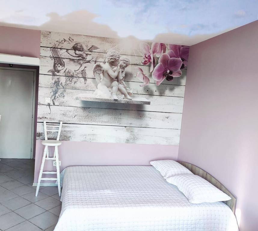 1 dormitorio con un mural de 2 cerezas en Апартамент Съншайн en Burgas