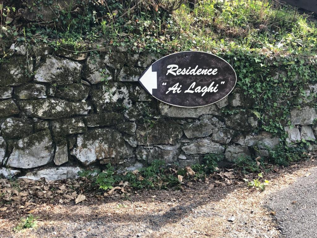 Temossi的住宿－Residence Ai Laghi，至少读懂弹性的石墙