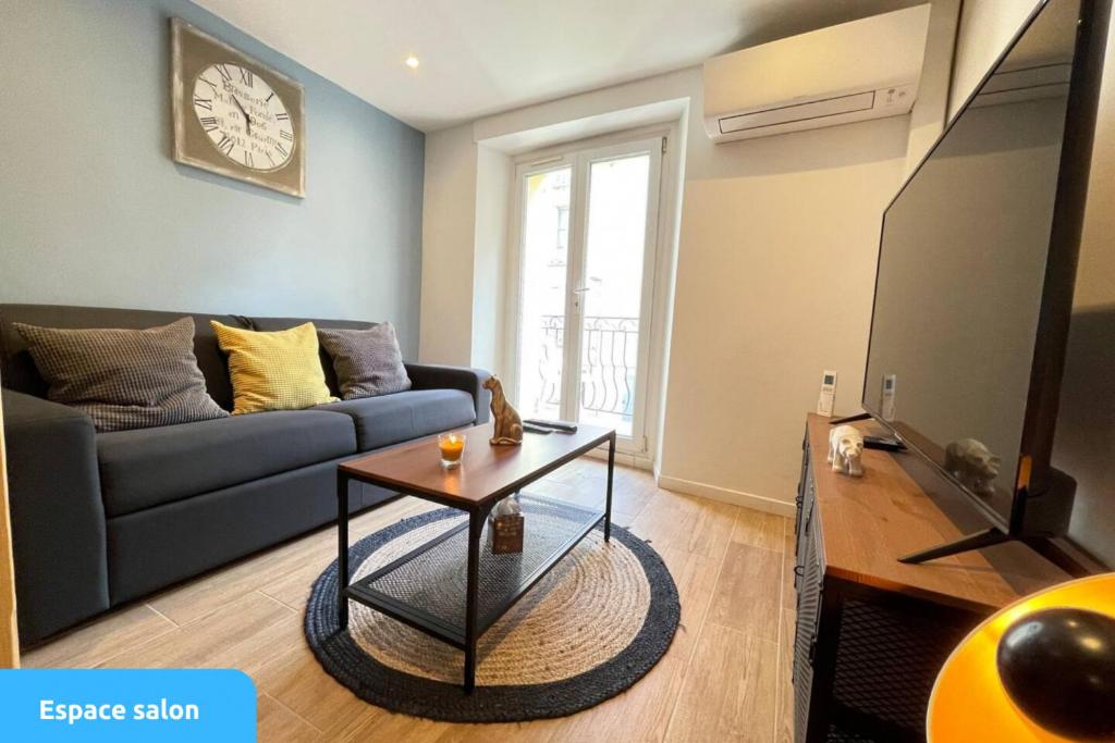 a living room with a couch and a table at SUD PASSION - Ferrer Nine - cosy avec balcon in Gardanne