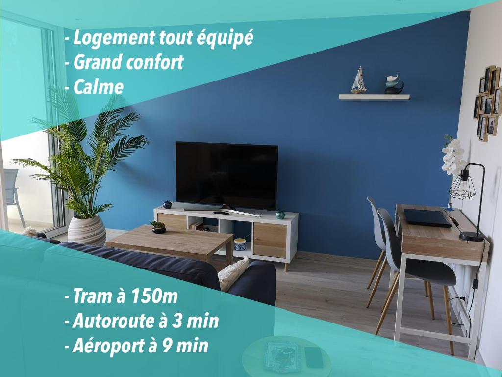 sala de estar con pared de acento azul en Aux 4 bleutées en Niza