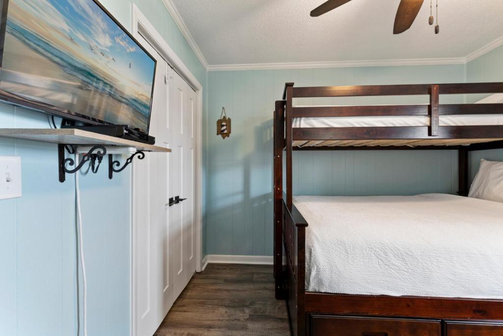Bright and Sunny Condo with Stunning Oceanfrontにあるベッド