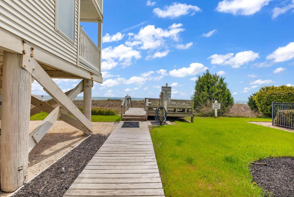 Bright and Sunny Condo with Stunning Oceanfrontにある庭