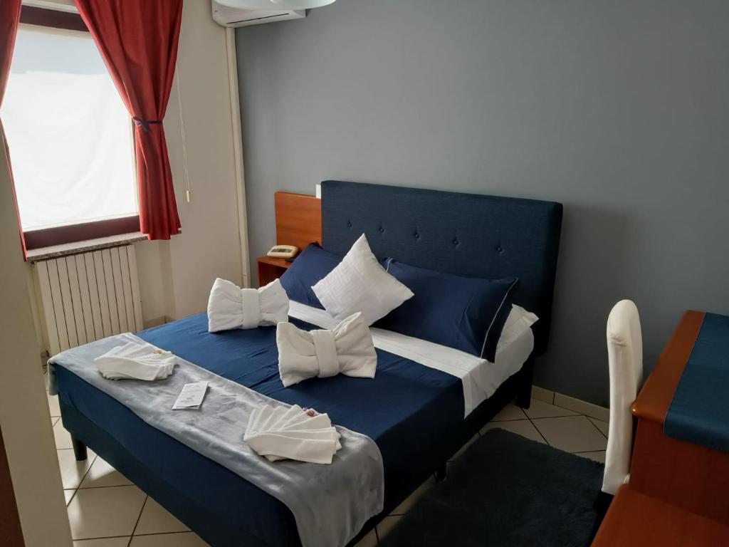 Łóżko lub łóżka w pokoju w obiekcie Hotel Baiardo