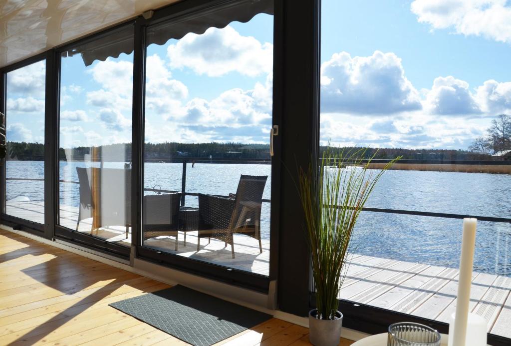 porche cubierto con vistas al agua en Schwimmendes Haus, freier Blick aufs Wasser im Schärengebiet Blankaholm inkl Boot en Blankaholm