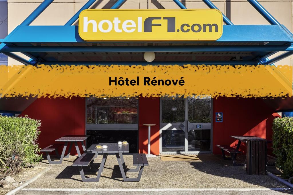a hotel review of the hotel rvez at hotelF1 Rouen Louviers Val de Reuil in Val de Reuil