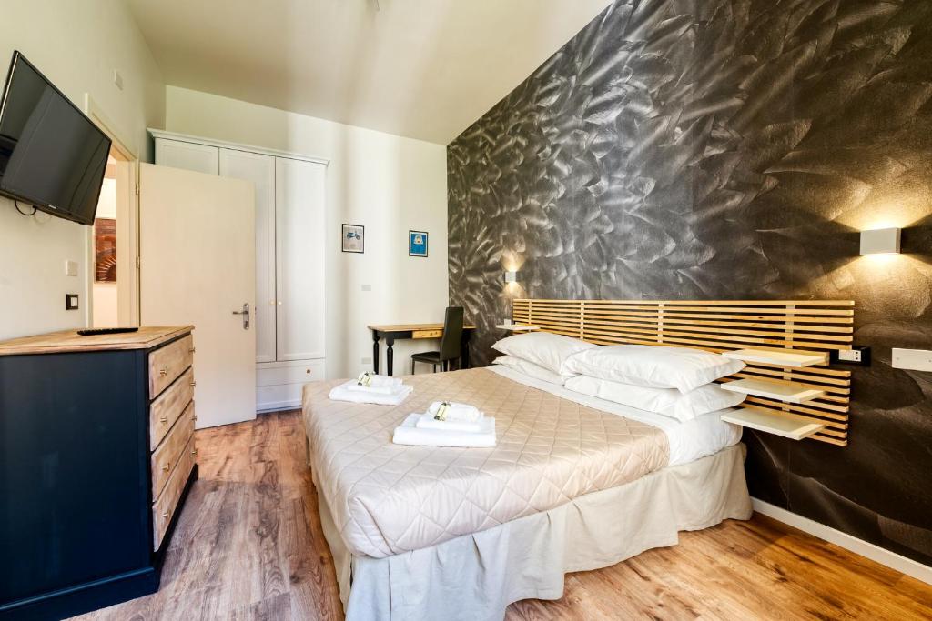 A bed or beds in a room at 3 Rooms 3 Bathrooms - Lovely Apartment close the Vatican