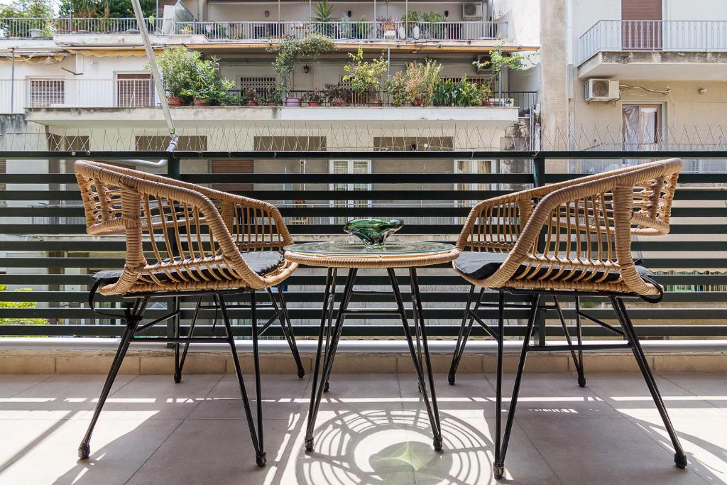Duas cadeiras e uma mesa numa varanda em Bright and Spacious 2-bedrooms Apartment in Athens em Atenas