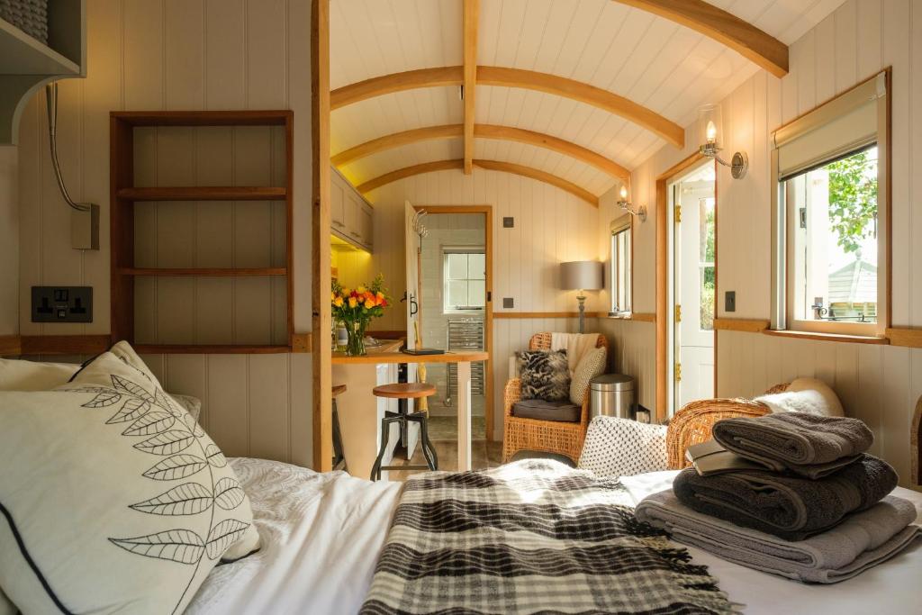 A bed or beds in a room at Piano Forte - delightful rural shepherd hut & hot tub available !