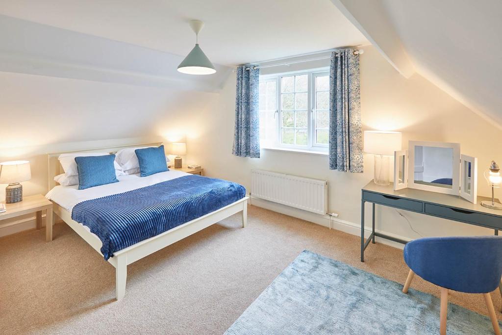 1 dormitorio con 1 cama, escritorio y TV en Host & Stay - Gardeners Cottage, en Brafferton