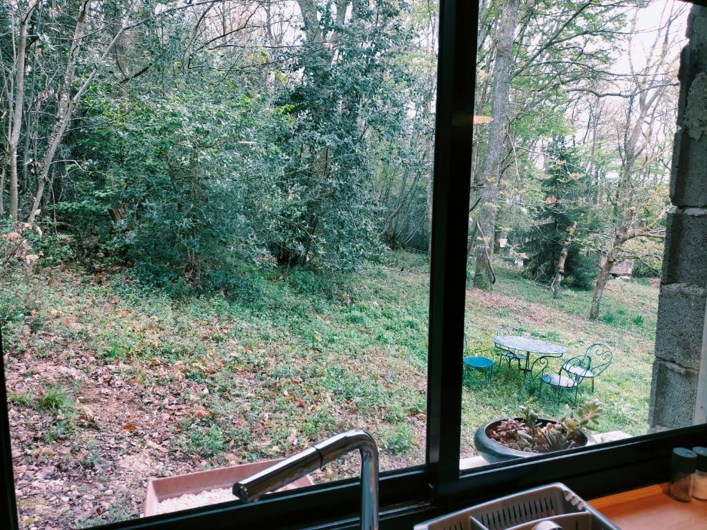 a view of a yard from a kitchen window at appartement meublé sur la route de Compostelle ! in Aire-sur-lʼAdour