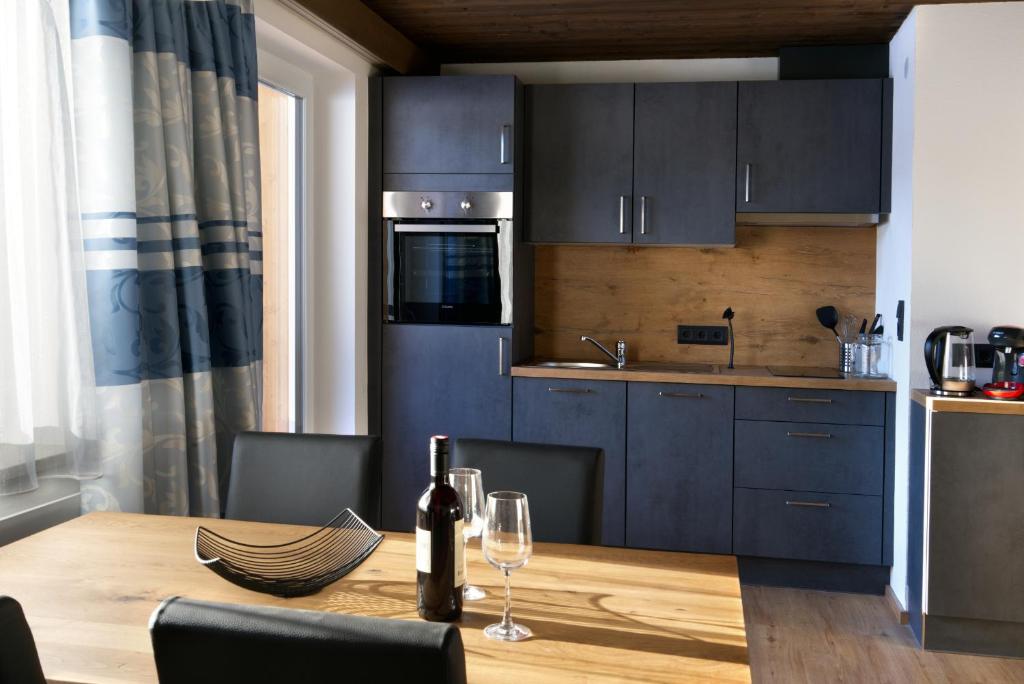 Kuchyň nebo kuchyňský kout v ubytování Appartements Wolf