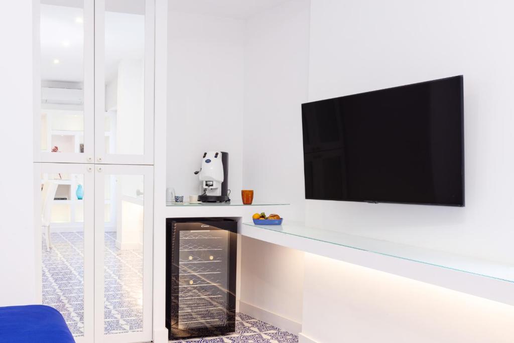 Telewizja i/lub zestaw kina domowego w obiekcie Blue Splendor Sorrento Apartment