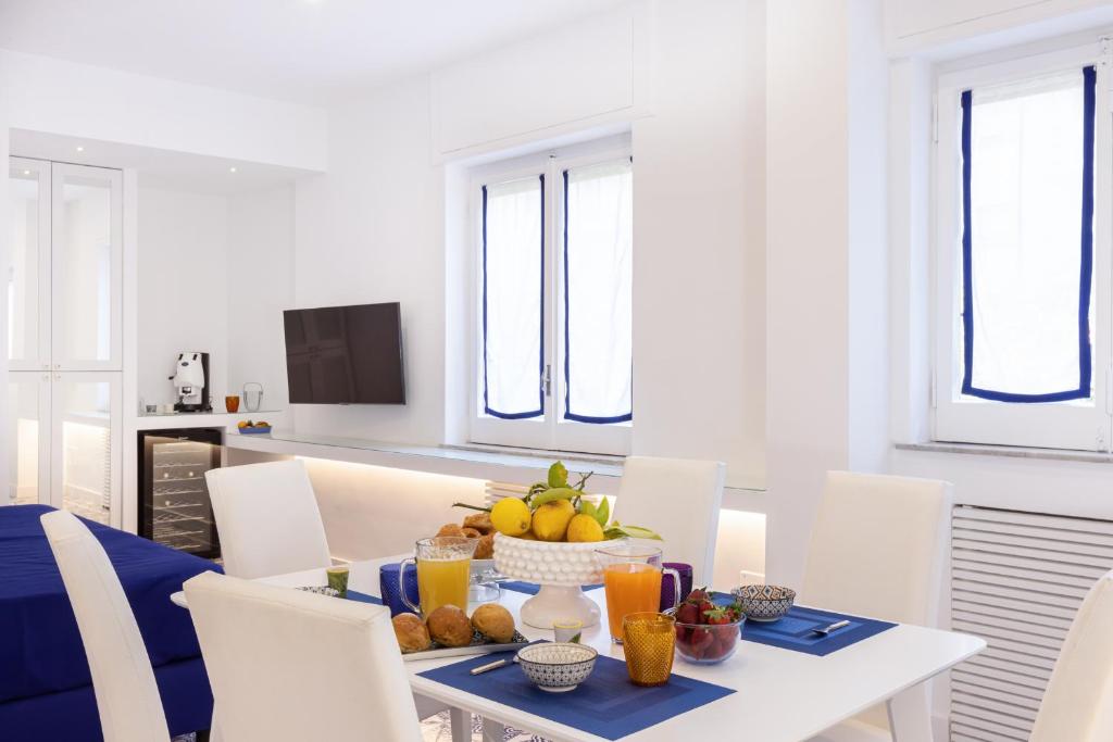 Telewizja i/lub zestaw kina domowego w obiekcie Blue Splendor Sorrento Apartment