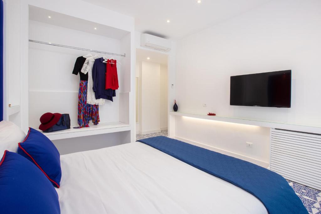 Telewizja i/lub zestaw kina domowego w obiekcie Blue Splendor Sorrento Apartment