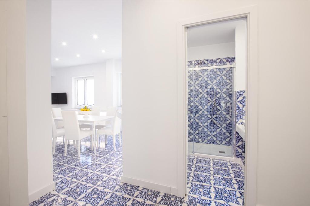 Telewizja i/lub zestaw kina domowego w obiekcie Blue Splendor Sorrento Apartment