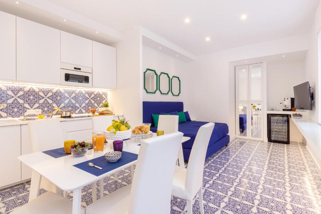 Apartament obejmuje kuchnię i salon ze stołem. w obiekcie Blue Splendor Sorrento Apartment w Sorrento