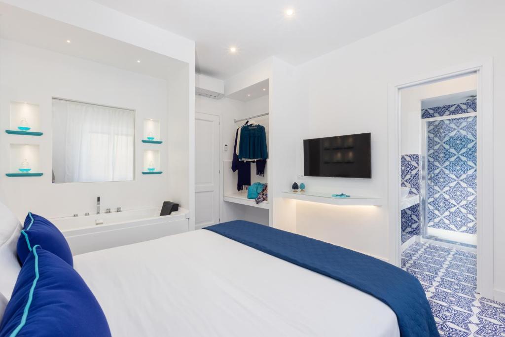 Łóżko lub łóżka w pokoju w obiekcie Blue Splendor Sorrento Apartment