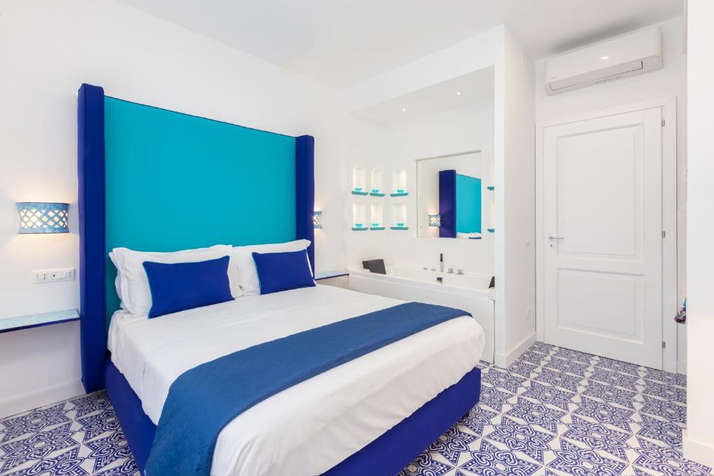 Un pat sau paturi într-o cameră la Blue Splendor Sorrento Apartment