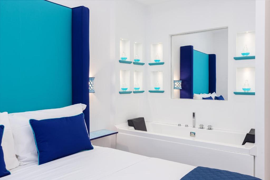 Łóżko lub łóżka w pokoju w obiekcie Blue Splendor Sorrento Apartment