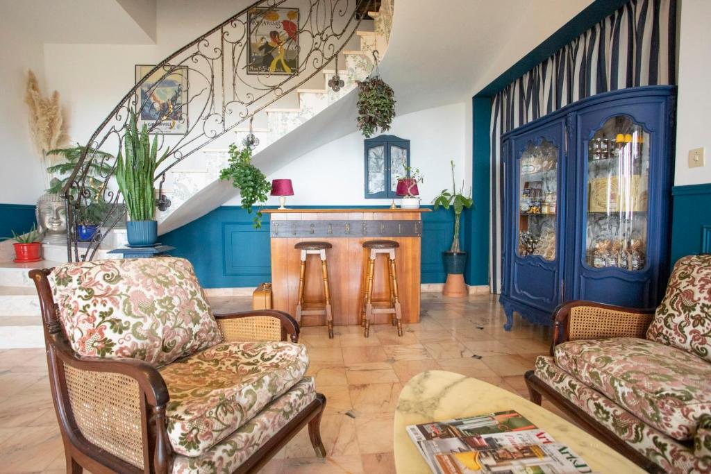 ein Wohnzimmer mit Kamin und blauen Wänden in der Unterkunft La Bellevue Bréville - B&B in Bréville-sur-Mer