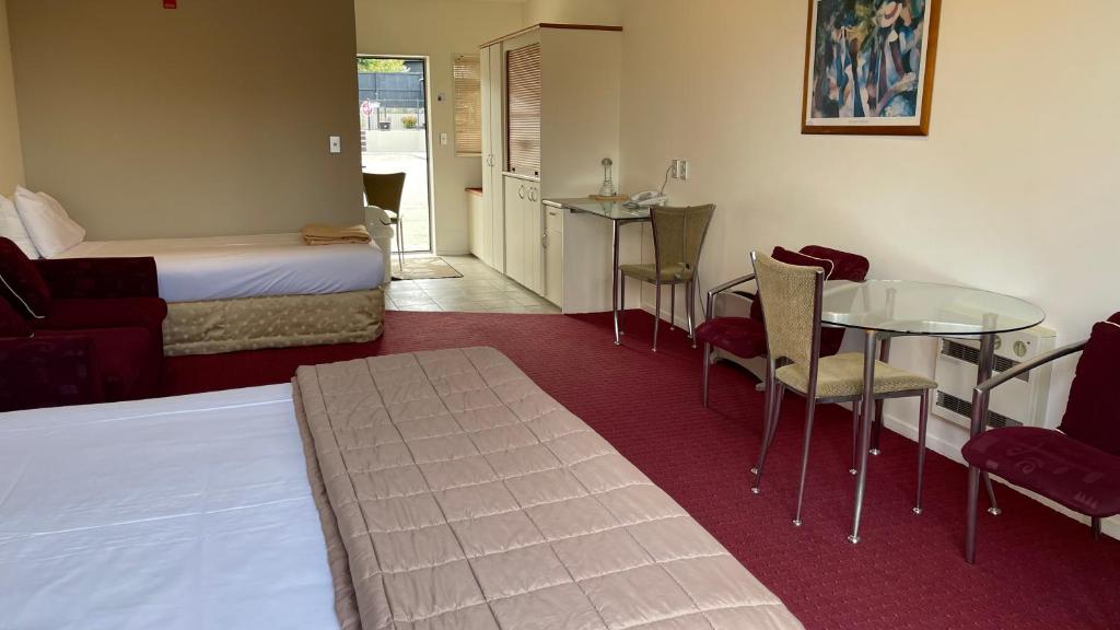 Postel nebo postele na pokoji v ubytování Chantillys Motor Lodge