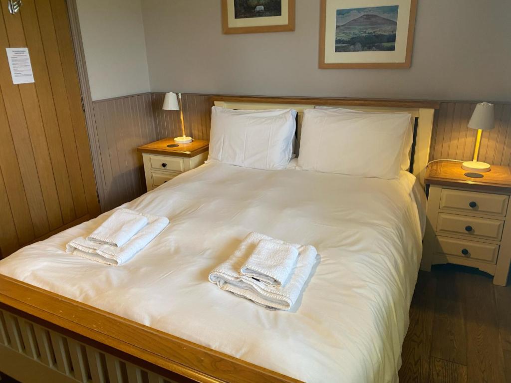 Postel nebo postele na pokoji v ubytování Aysgarth Falls Hotel & Restaurant