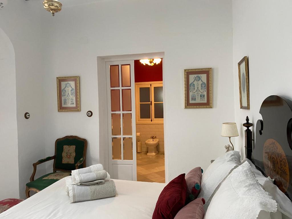 Łóżko lub łóżka w pokoju w obiekcie Lujosa suite privada en casa del S XIX