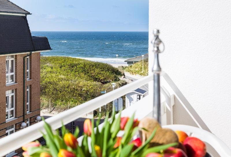 een fruitschaal op een balkon met uitzicht op de oceaan bij Duen12_36 in Westerland