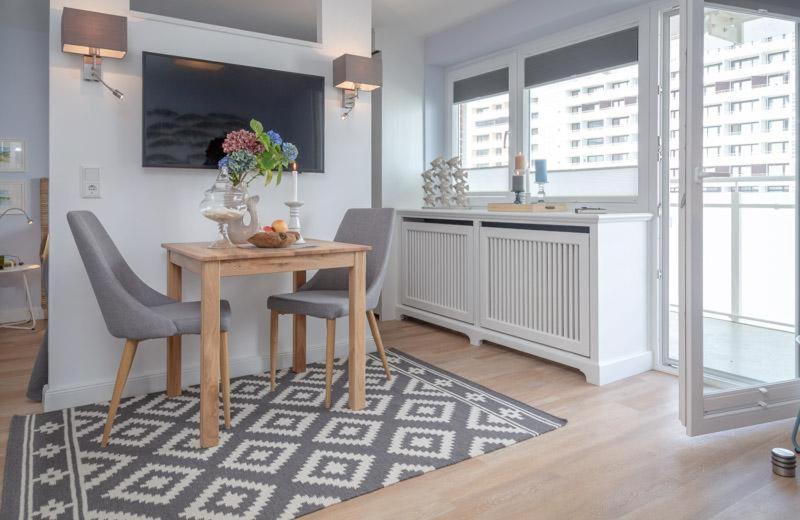 sala de estar con mesa y sillas y cocina en Theodor _ AD 1_ App_ 407, en Westerland